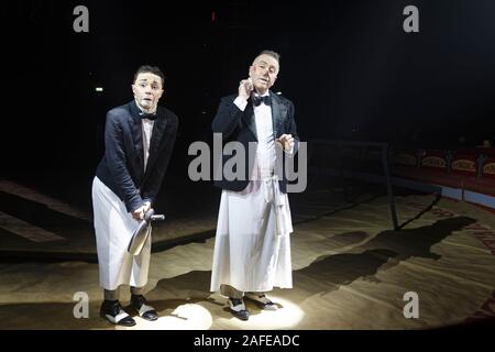 Paris, Frankreich. 14 Dez, 2019. Pascha & Morris (Clowns) führt bei LA LEGENDE fort, indem Pinder Zirkus am Pelouse de Reuilly in Paris. Stockfoto