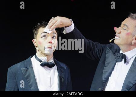 Paris, Frankreich. 14 Dez, 2019. Pascha & Morris (Clowns) führt bei LA LEGENDE fort, indem Pinder Zirkus am Pelouse de Reuilly in Paris. Stockfoto