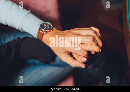 Des Menschen Hand sanft die Hand der Frau - closeup Schuß Stockfoto