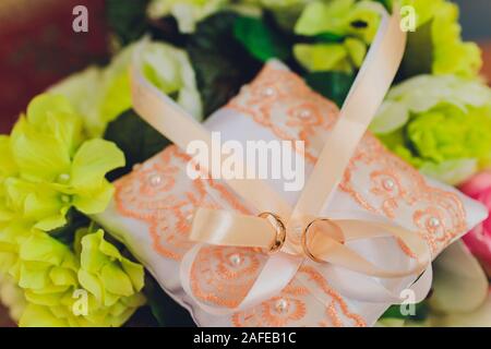 Gold Trauringe auf das nadelkissen close-up Stockfoto