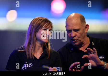 Daniela Bata Bogdanov, aus Ungarn, wer ist der erste weibliche Phase offiziellen mit Russ Bray nach dem Match im William Hill World Darts Championship am Tag drei der William Hill Wm im Alexandra Palace, London. Stockfoto