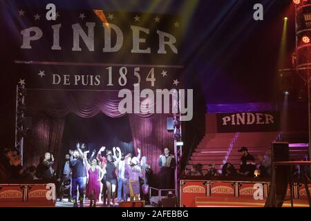 Paris, Frankreich. 14 Dez, 2019. Die Show von LA LEGENDE fort, indem Pinder Zirkus am Pelouse de Reuilly am Dezember 14, 2019 in Paris, Frankreich. Stockfoto