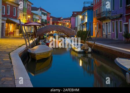 Venedig, Italien, 27. SEPTEMBER 2017: Landschaft der farbenfrohen Insel Buranno auf Abenddämmerung Stockfoto