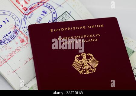 München, Deutschland - 29. September 2019: Reisenden, die im Besitz deutscher Pass am Flughafen in München, Deutschland Stockfoto