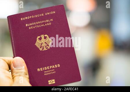 München, Deutschland - 29. September 2019: Reisenden, die im Besitz deutscher Pass am Flughafen in München, Deutschland Stockfoto