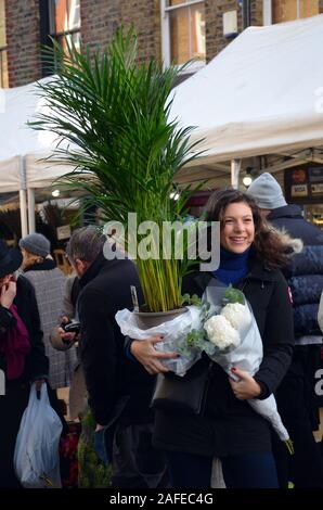 London, Großbritannien. 15 Dez, 2019. Columbia Blumenmarkt in der East End von London ein Bienenstock der Tätigkeit als Weihnachtsbäume gehen auf Verkauf. Der Blumenmarkt ist ein beliebter Ort für Leute, die Weihnachtsbäume zu kaufen. Credit: JOHNNY ARMSTEAD/Alamy leben Nachrichten Stockfoto