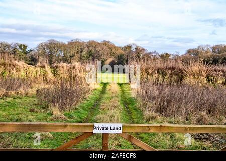 Blick auf die Landschaft mit eigenem Land Zeichen auf Gate in Cheshire UK Stockfoto