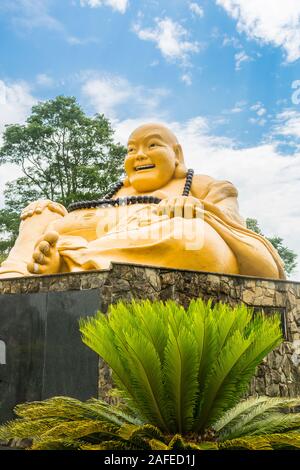 Foz do Iguacu, Brasilien - ca. Oktober 2019: Lächelnde Buddha Statue an Chen Tien Buddhist Temple Stockfoto