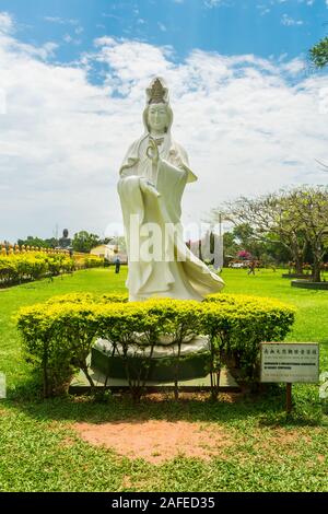 Foz do Iguacu, Brasilien - ca. Oktober 2019: Bodhisattva Avalokiteshvara (aka Kuan Yin) Statue an Chen Tien Buddhist Temple Stockfoto