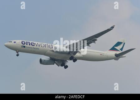 Saigon, Vietnam - Dec 12, 2019. B-HLU Cathay Pacific Airbus A330-300 (Oneworld livery) Landung am Flughafen Tan Son Nhat (SGN). Stockfoto