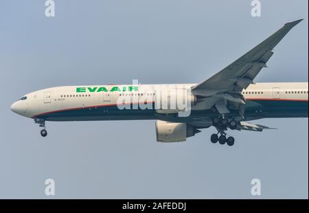 Saigon, Vietnam - Dec 12, 2019. B -16731 EVA Airways Boeing 777-300ER Landung am Flughafen Tan Son Nhat (SGN). TSN ist der verkehrsreichste Flughafen in Vietnam mit Stockfoto