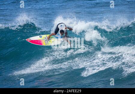 Las Palmas, Gran Canaria, Kanarische Inseln, Spanien. 15. Dezember 2019. Paddle Surfers konkurrieren auf der letzten Etappe 2019 App World Tour in Las Palmas, der Hauptstadt Gran Canarias. Credit: ALAN DAWSON/Alamy leben Nachrichten Stockfoto