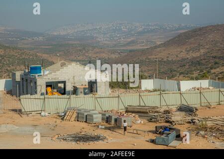 Neues Haus in Einav eine Israelische Siedlung im Westjordanland israelische Kinder gesehen spielen in der Baustelle gebaut werden können. Stockfoto