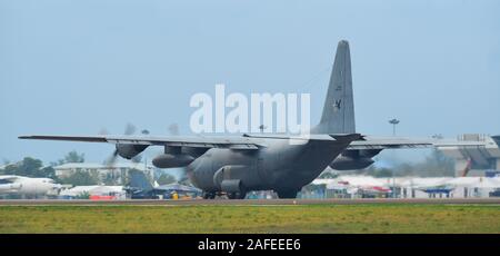 Langkawi, Malaysia - Mar 31, 2019. Lockheed C-130H Hercules Royal Malaysian Air Force (TUDM M 30-08) Rollen auf Start- und Landebahn des Flughafen Langkawi (Lgk). Stockfoto