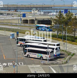 Osaka, Japan - 18.April 2019. Pkw Busse warten an Kansai Airport (KIX). Kansai ist die 3 verkehrsreichsten in Japan mit 25 Millionen Passagieren. Stockfoto