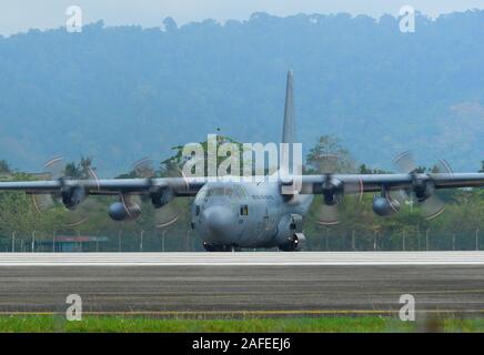 Langkawi, Malaysia - Mar 31, 2019. Lockheed C-130H Hercules Royal Malaysian Air Force (TUDM M 30-08) Rollen auf Start- und Landebahn des Flughafen Langkawi (Lgk). Stockfoto