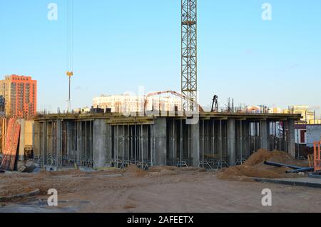 Schalungslösungen für Stahlbeton Bau in der beim Bau Stiftung. Gebäude und Strukturen mit Strukturellen Beton. Lauf Stockfoto