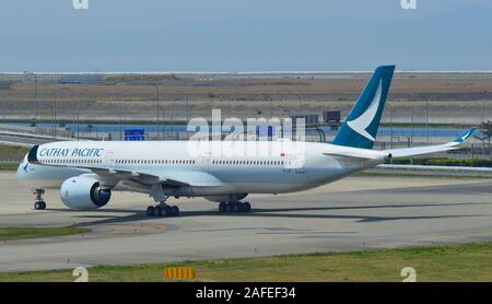 Osaka, Japan - 18.April 2019. B-lxf Cathay Pacific Airbus A350-1000 Rollen auf Start- und Landebahn des Flughafens Kansai (KIX). Kansai ist die 3 verkehrsreichsten in Japan, Witz Stockfoto