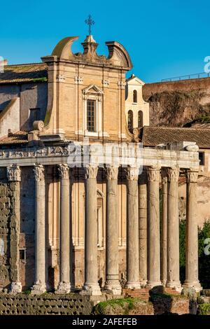 Die Fassade der Tempel des Antoninus und der faustina jetzt die Kirche von San Lorenzo in Miranda im Forum Romanum, Rom, Italien. Stockfoto