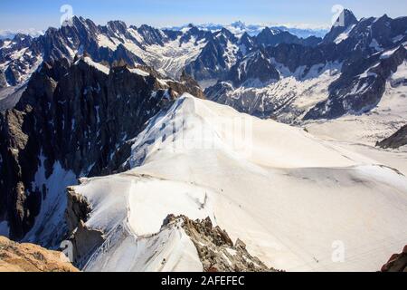 Bergsteiger bei einem Abstand der Besteigung des Mont Blanc Gipfel zu erreichen. Aiguille du Midi. Chamonix. Frankreich Stockfoto