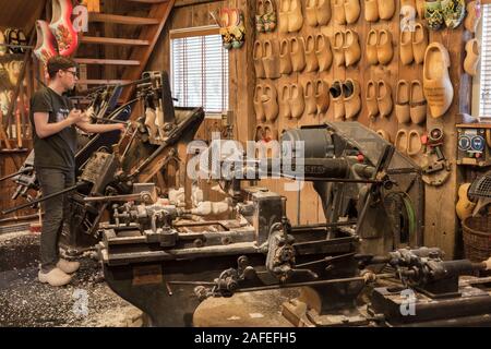 Zaanse Schans, Niederlande - 25. Februar: Arbeiter und Maschinen sind in der Herstellung von Klompen, Produktion von traditionellen niederländischen Sh Stockfoto