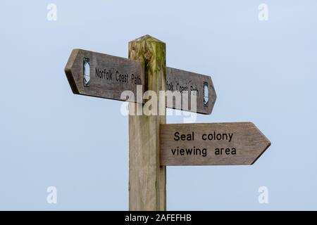 Wegweiser auf den Norfolk Coast Path, der auf die Horsey Strand Robbenkolonie, Großbritannien Stockfoto
