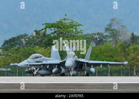 Langkawi, Malaysia - Apr 1, 2019. Elektronische Kriegsführung Flugzeuge Boeing EA-18G Growler der United States Navy Rollen auf Start- und Landebahn des Flughafen Langkawi (Lgk). Stockfoto