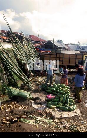 Markt am Samstag und den einheimischen Handel im Dorf Tomahon, Nord Sulawesi, Indonesien Stockfoto