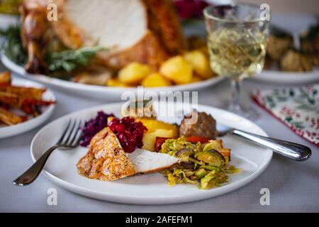 Weihnachtsessen mit gebratenem Truthahn Krone und Gemüse Stockfoto