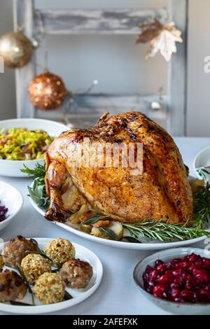 Weihnachtsessen mit gebratenem Truthahn Krone und Gemüse Stockfoto