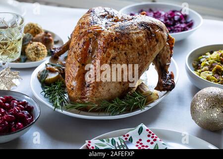 Weihnachtsessen mit gebratenem Truthahn Krone und Gemüse Stockfoto