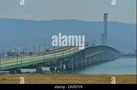 Osaka, Japan - 18.April 2019. Bridge Span verbinden Kansai International Airport (KIX) zum Festland voll intakt, bevor Sie mit dem Schiff während Ty beschädigt werden. Stockfoto