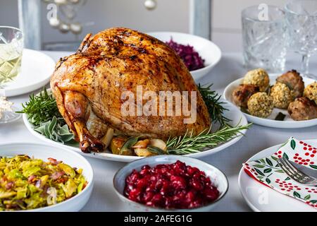 Weihnachtsessen mit gebratenem Truthahn Krone und Gemüse Stockfoto