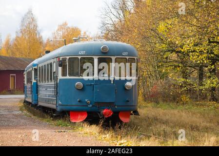 PORVOO, Finnland - 19. OKTOBER 2019: Passagier retro Zug close-up an der Alten Porvoo Bahnhof im goldenen Herbst Stockfoto