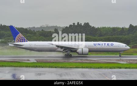 Tokio, Japan - Jul 4, 2019. N2136U United Airlines Boeing 777-300ER Rollen auf Start- und Landebahn des Flughafen Tokio Narita International (NRT). Narita ist einer der verkehrsreichsten Luft Stockfoto