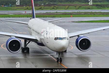 Tokio, Japan - Jul 4, 2019. Delta Air Lines Boeing 767 Rollen auf Start- und Landebahn des Flughafen Tokio Narita International (NRT). Narita ist einer der verkehrsreichsten Flughäfen in Asien Stockfoto