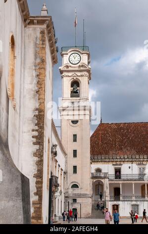 Der Glockenturm, Clock Tower und Terrasse das Escolas Innenhof der Alten Universität von Coimbra, Portugal Stockfoto