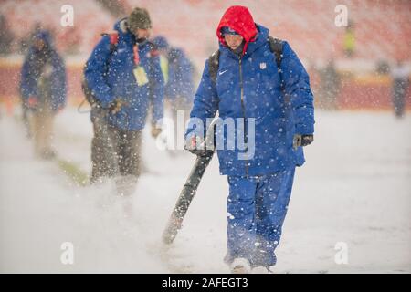 Kansas City, USA. 15 Dez, 2019. Groundskeepers klar dem Bereich der Schnee vor die Kansas City Chiefs auf der Denver Broncos At Arrowhead Stadion in Kansas City, Missouri am Sonntag, 15. Dezember 2019 dauern. Foto von Kyle Rivas/UPI Quelle: UPI/Alamy leben Nachrichten Stockfoto