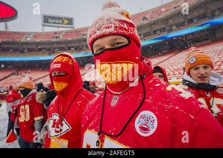 Kansas City, USA. 15 Dez, 2019. Fans mutig die Elemente vor dem Kansas City Chiefs auf der Denver Broncos At Arrowhead Stadion in Kansas City, Missouri am Sonntag, 15. Dezember 2019 dauern. Foto von Kyle Rivas/UPI Quelle: UPI/Alamy leben Nachrichten Stockfoto