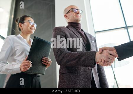Reifen Geschäftsmann zitternden Hand von Business Partner nach Absprache Stockfoto