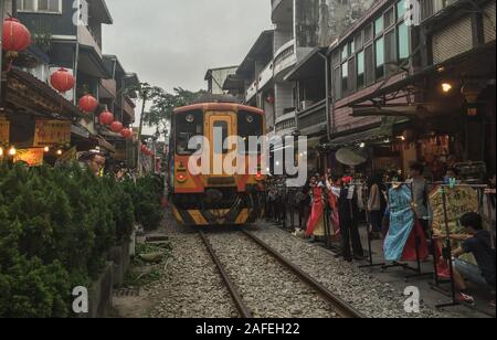 Pingxi, Taiwan - Mar 20, 2015. Die alte Straße Abschnitt Shifen Pingxi Bezirk, Taiwan. Eisenbahnschienen laufen durch diese alte Straße mit Sky-Laterne Stockfoto