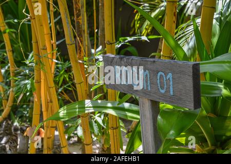 Holz- Schild im Garten von Luxury Resort in Phan Thiet, Vietnam. Stockfoto