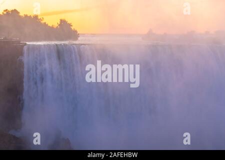 Sonnenaufgang am Niagara Falls. Blick von der kanadischen Seite Stockfoto