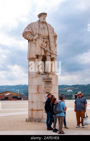 Statue von König Dom João III (1502 - 1557) Auf der Terrasse das escoles Innenhof Platz der Universität von Coimbra, Coimbra, Portugal Stockfoto