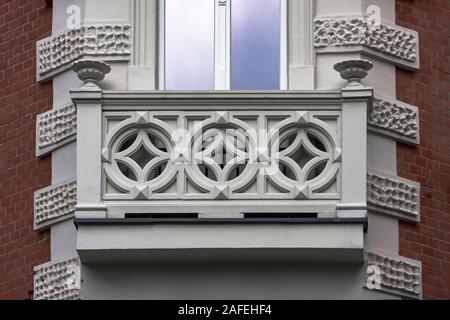 Details Mietshaus aus rotem Backstein geometrische Muster Fenster sauber Balkon eklektischen Klassizismus Wand Architektur Katowice antike Stockfoto