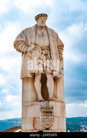 Statue von König Dom João III (1502 - 1557) Auf der Terrasse das escoles Innenhof Platz der Universität von Coimbra, Coimbra, Portugal Stockfoto