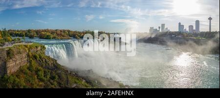 Blick von der Regenbogenbrücke zu allen drei Niagara Falls Stockfoto