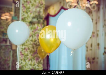Minimale kreatives Konzept. Flach. Ballons und gelben und weißen Luftballons mit Happy Feier. Bunter Haufen Osterei Ballons auf hellen Stockfoto