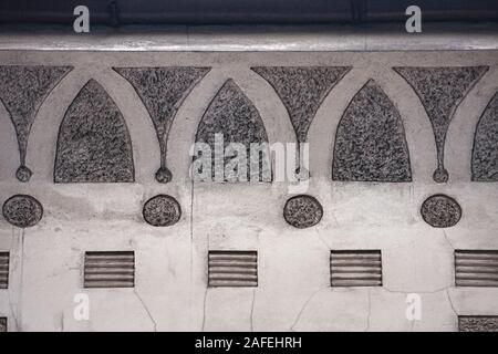 Tiling detail Textur architektonische Elemente Wand oberen Gesims Gesims Türen Stein Muster relief Geometrie modernen eklektischen Stil Stockfoto