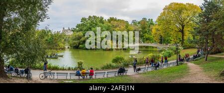 Panoramablick auf den berühmten Bogen Brücke im Herbst, die San Remo Gebäude, Upper West Side, vom Central Park, Manhattan, New York City Stockfoto
